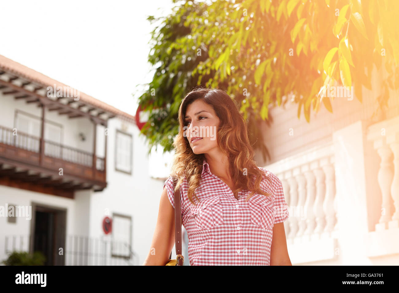 Bella donna con medio-lunghezza capelli cercando di distanza mentre si cammina - focus sul primo piano Foto Stock