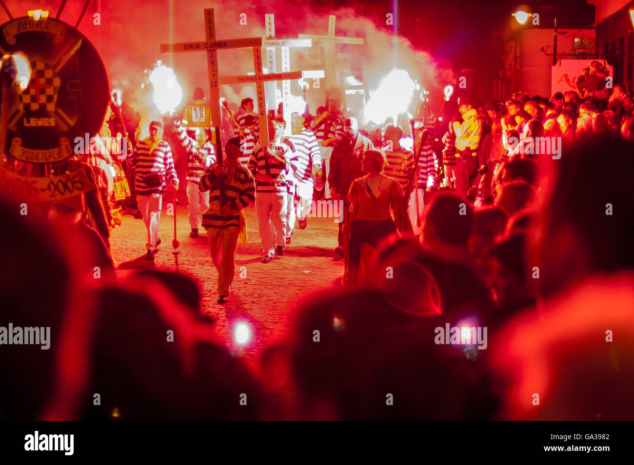 L annuale Lewes Bonfre celebrazioni di notte. Foto Stock