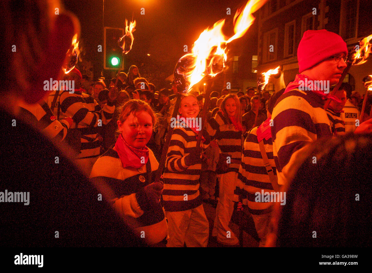 L annuale Lewes Bonfre celebrazioni di notte. Foto Stock