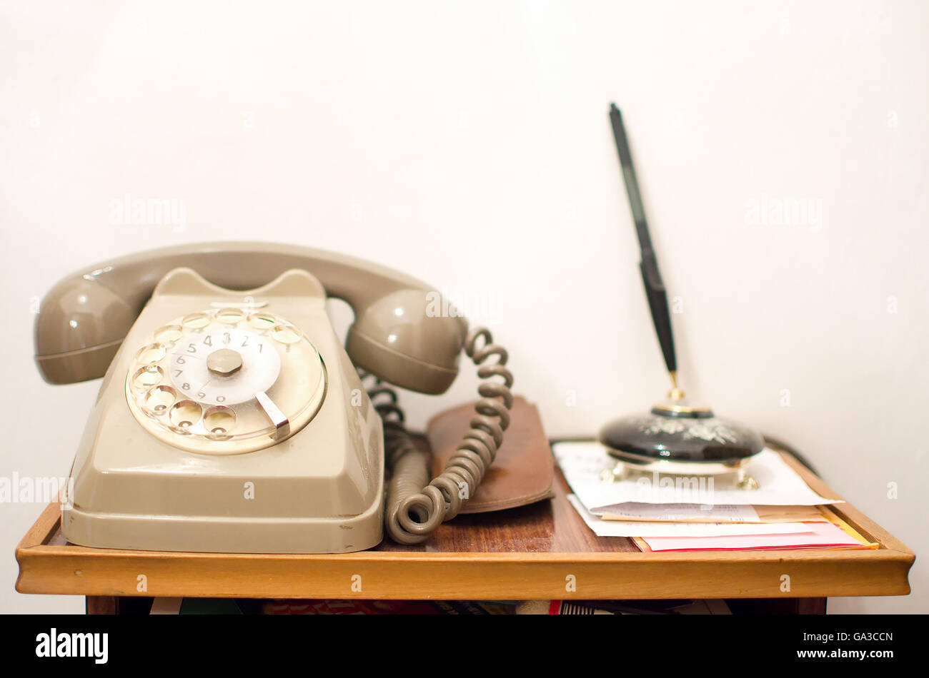 Grigio vintage cornetta telefonica piccola vecchia scrivania Foto Stock