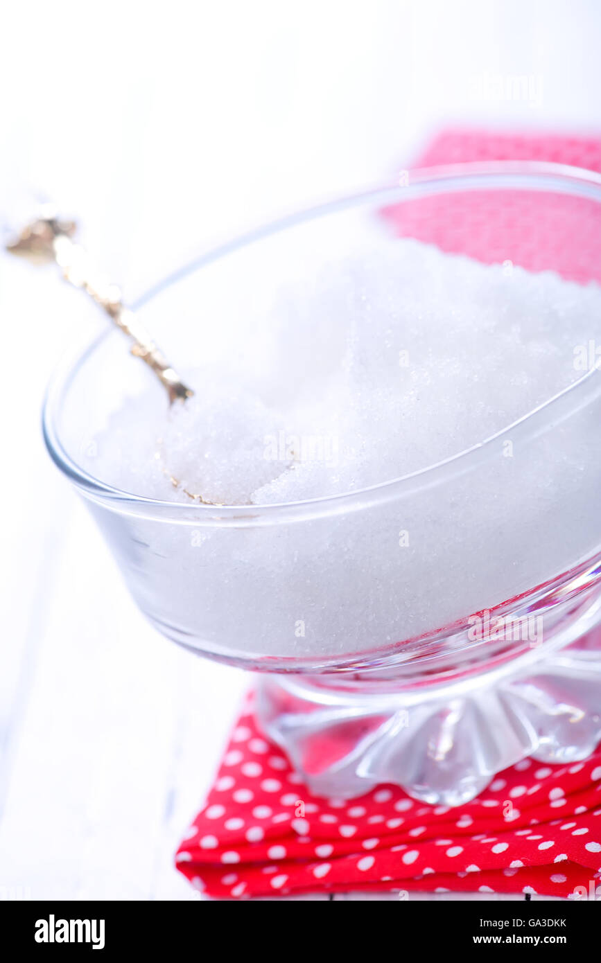 Zucchero bianco in vetro in banca e su un tavolo Foto Stock