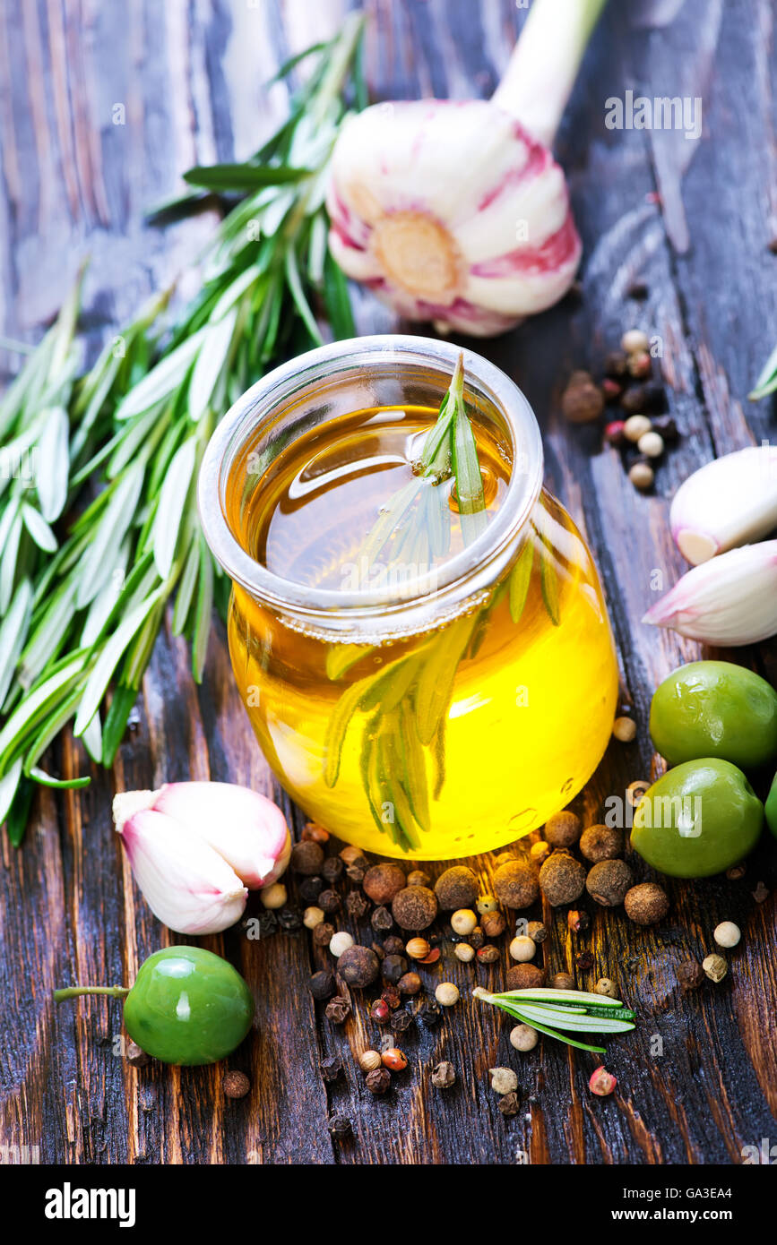 Green Olive e olio d'oliva in bottiglia Foto Stock