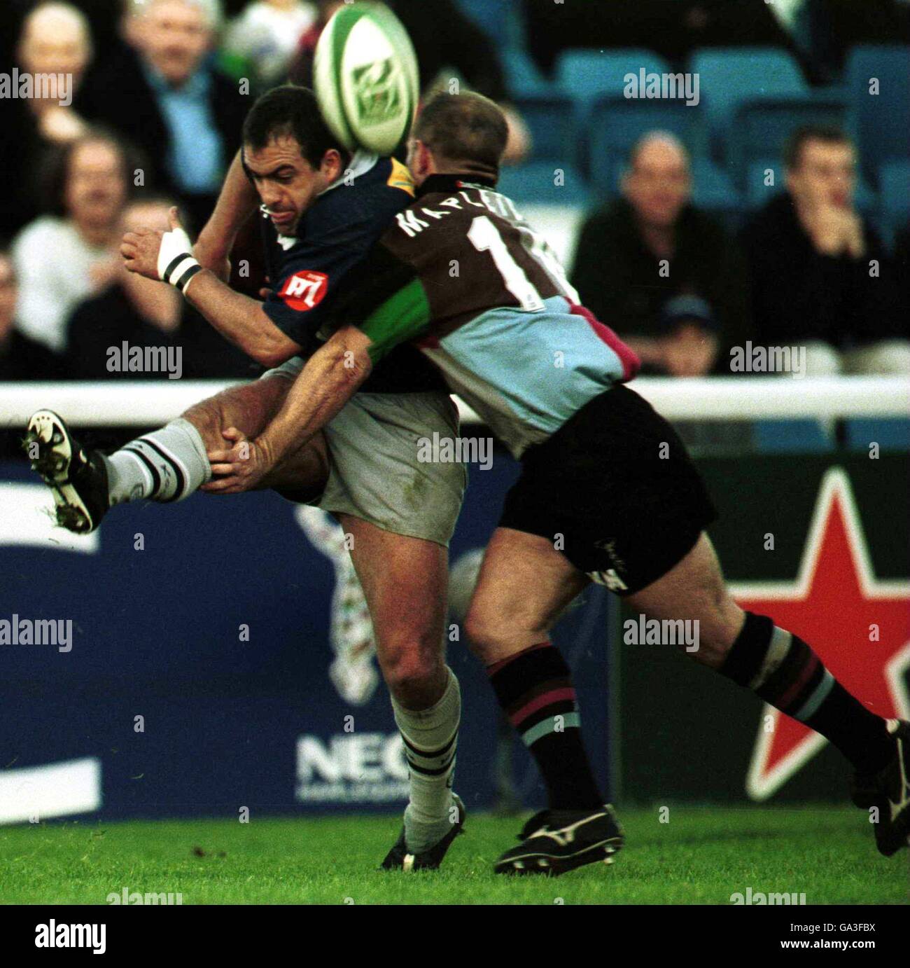 Rugby Union - Heineken European Cup - Gruppo D - NEC Harlequins / Castres. Eric Artiguste di Castres libera la palla dalla linea della palla morta sotto pressione di Harlequins Mark Mapletoft Foto Stock