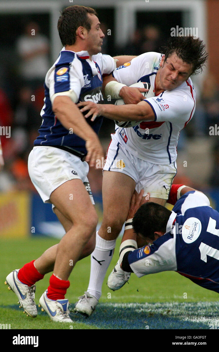 Il Jon Wilkin (centro) della Gran Bretagna è affrontato da Aurelian Cologni e Jean-Christophe Borlin in Francia durante la partita di test Frontline all'Headingley Stadium di Leeds. Foto Stock