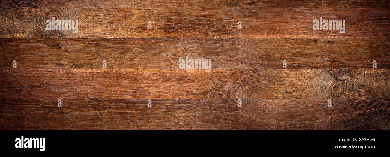 Ampia vecchia quercia sullo sfondo di legno Foto Stock