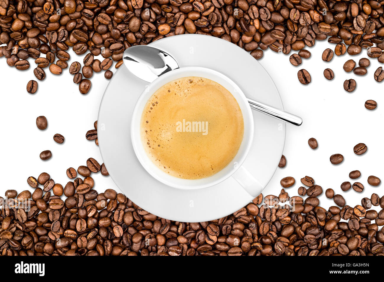 Tazza di caffè e fagioli isolati su sfondo bianco Foto Stock