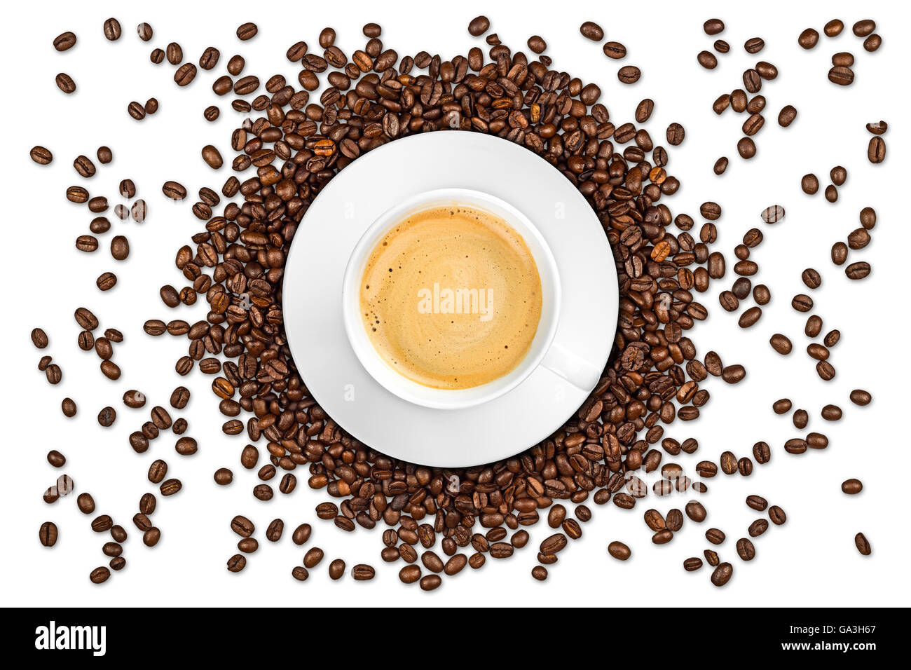Tazza di caffè e fagioli isolati su sfondo bianco Foto Stock