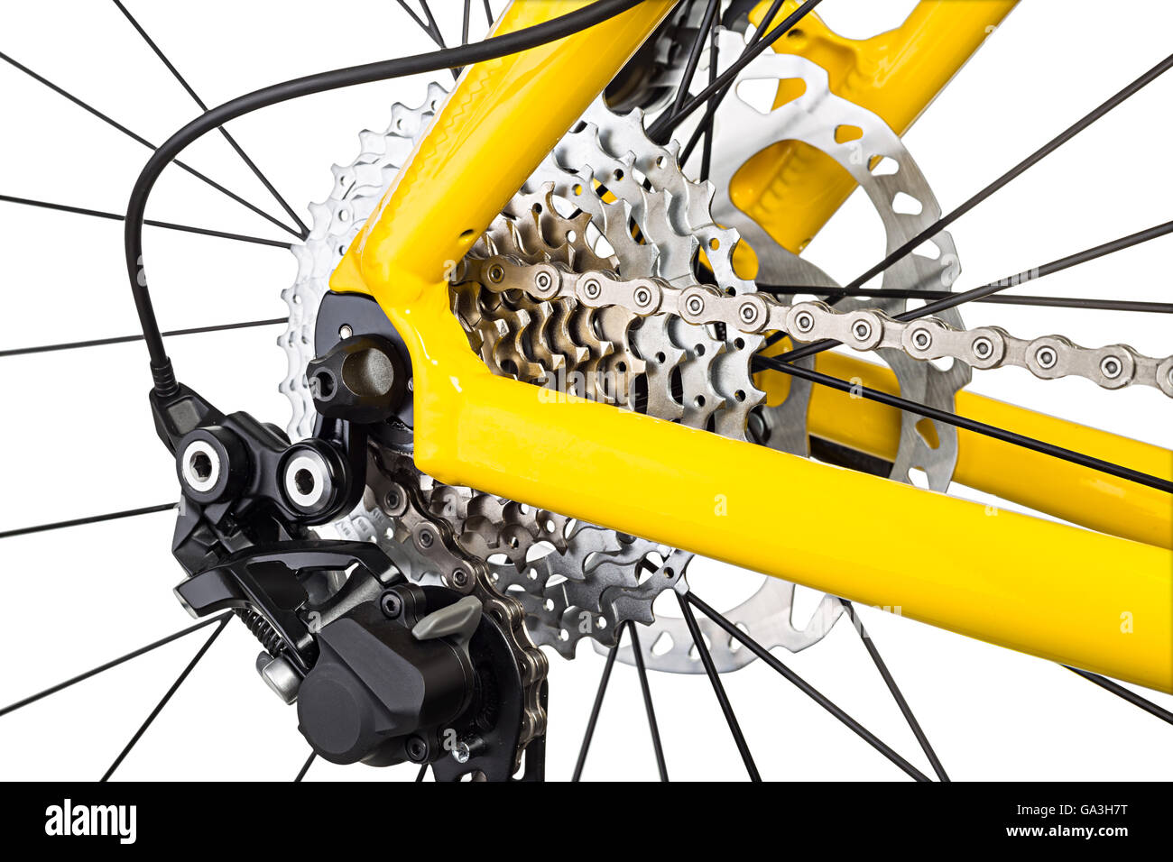 Meccanismo di deragliatore closeup su un giallo mountain bike isolati su sfondo bianco Foto Stock