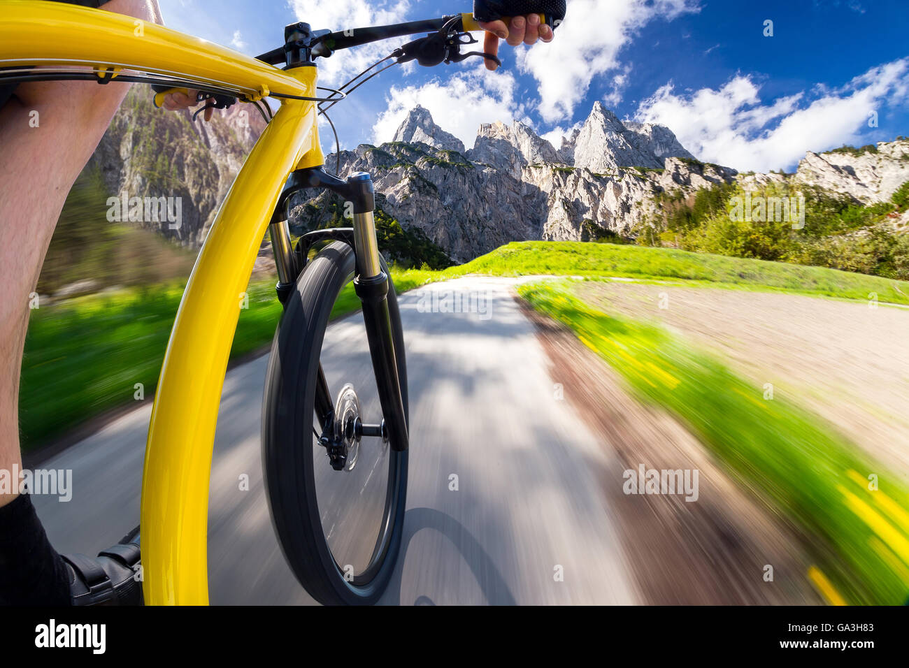 Di dinamica veloce bicicletta con paesaggio di montagna Foto Stock