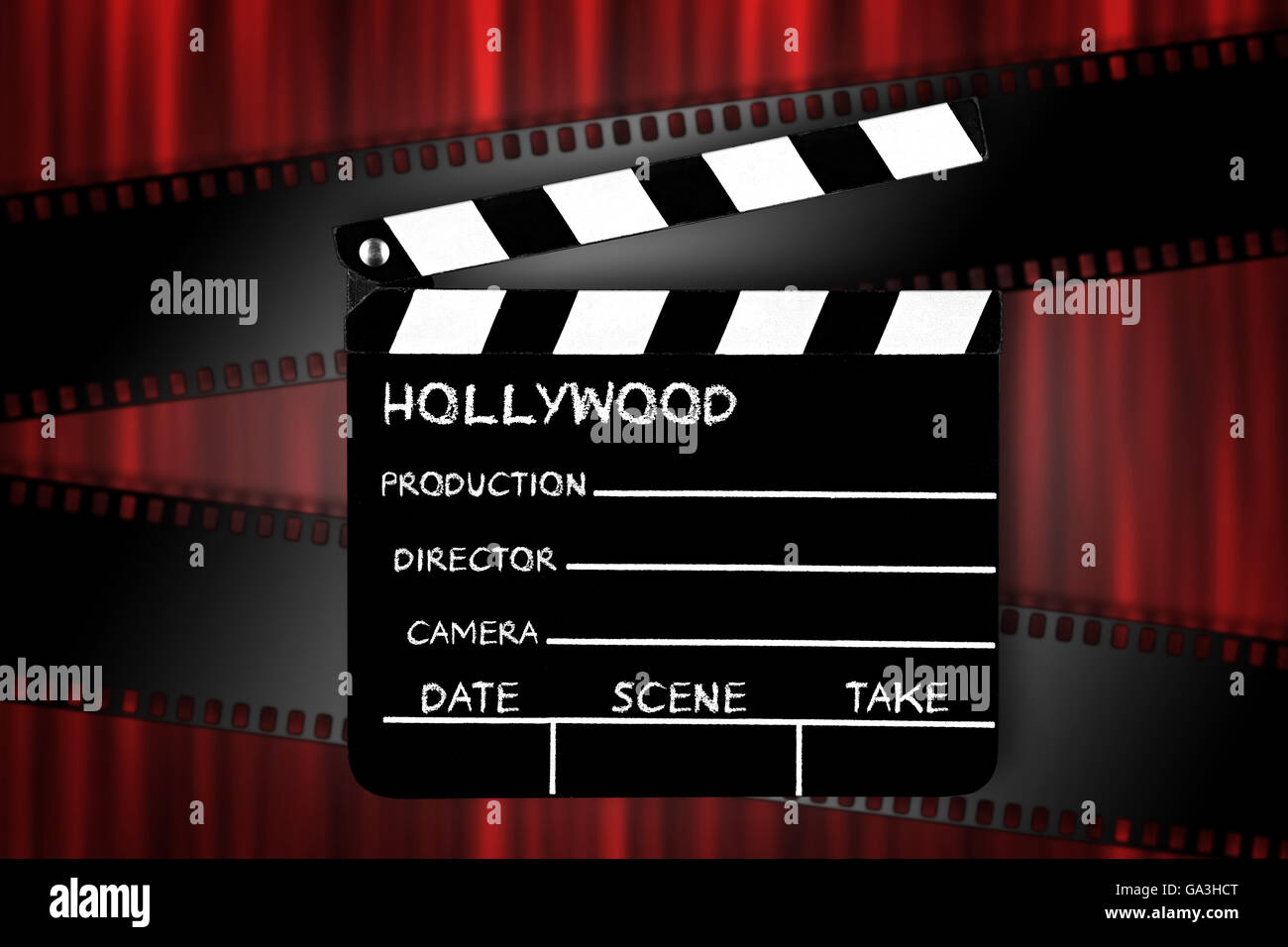 Clapperboard di fronte filmstrip e la tenda rossa Foto Stock