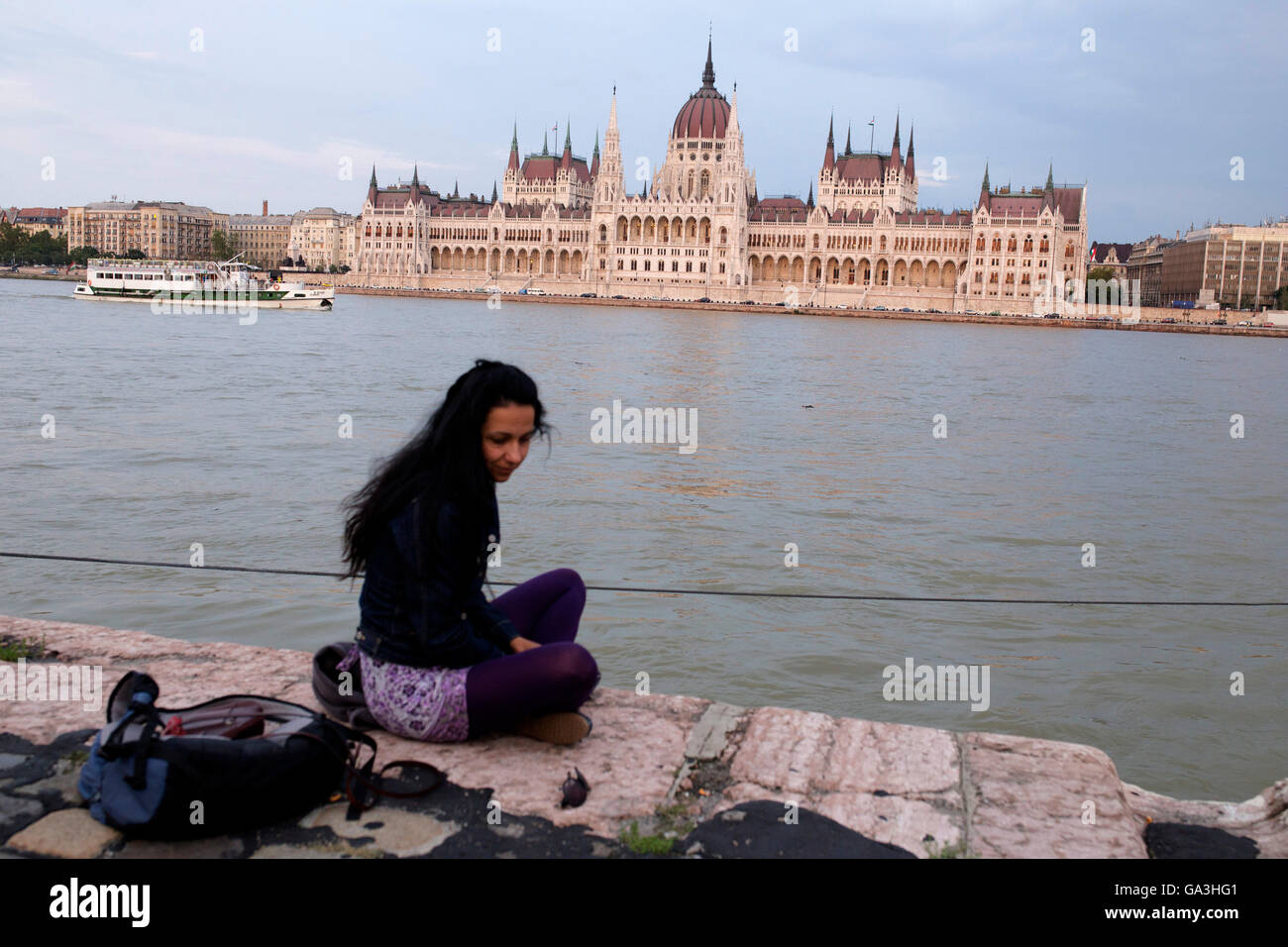 Il pensatore donna vicino al Danubio (tonno) River e il Parlamento ungherese edificio. Foto Stock