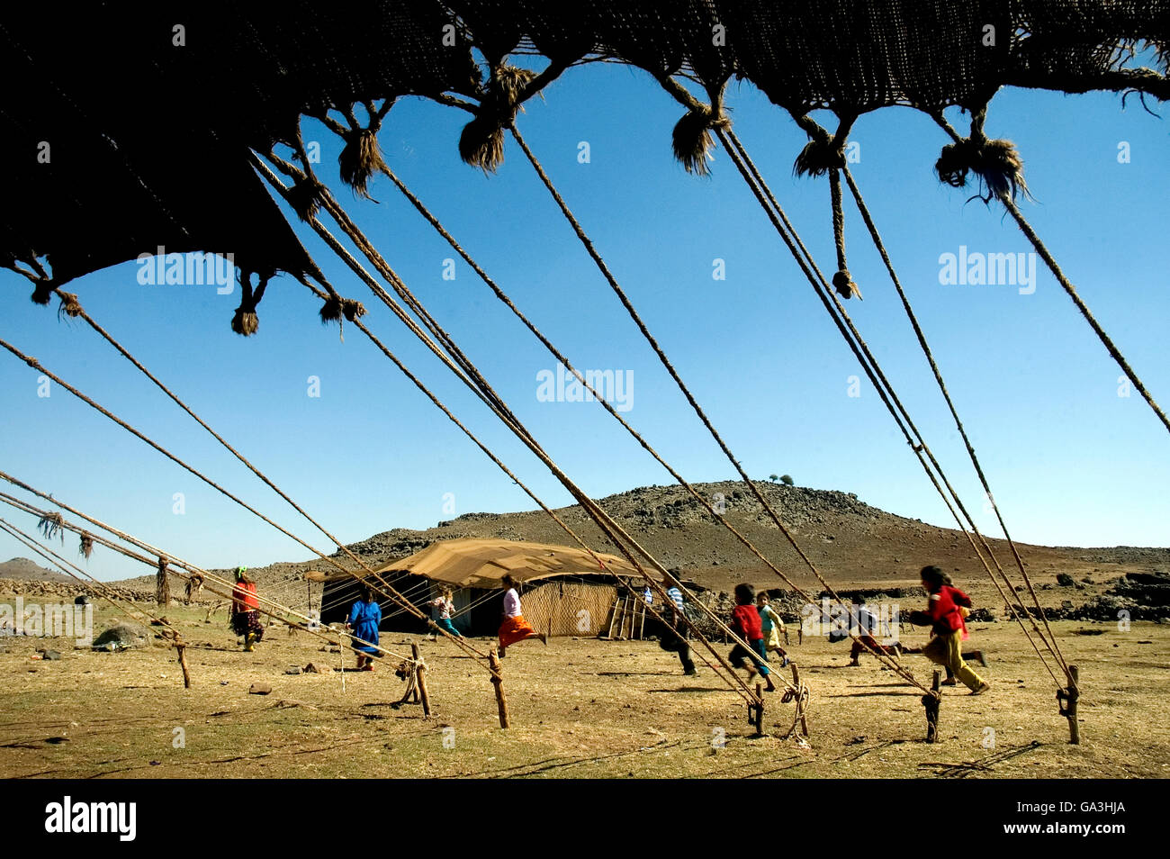 Un bambini nomadi e la loro tenda tradizionale (OBA). I bambini sono la riproduzione e l'esecuzione. Karacadag Mountain Foto Stock