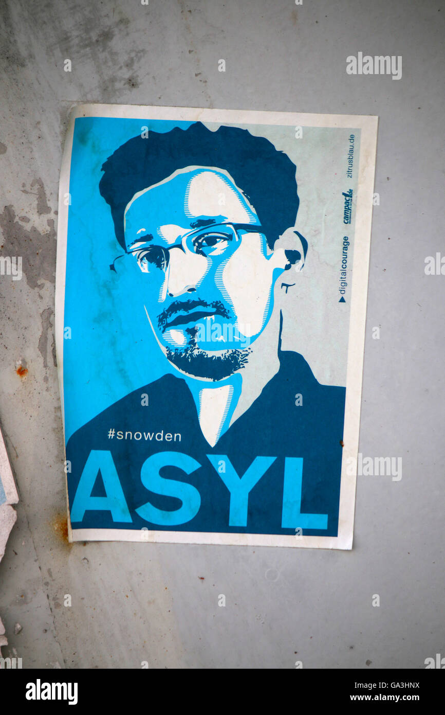 Adesivo verblichener 'Asyl fur Edward Snowden', Berlino. Foto Stock