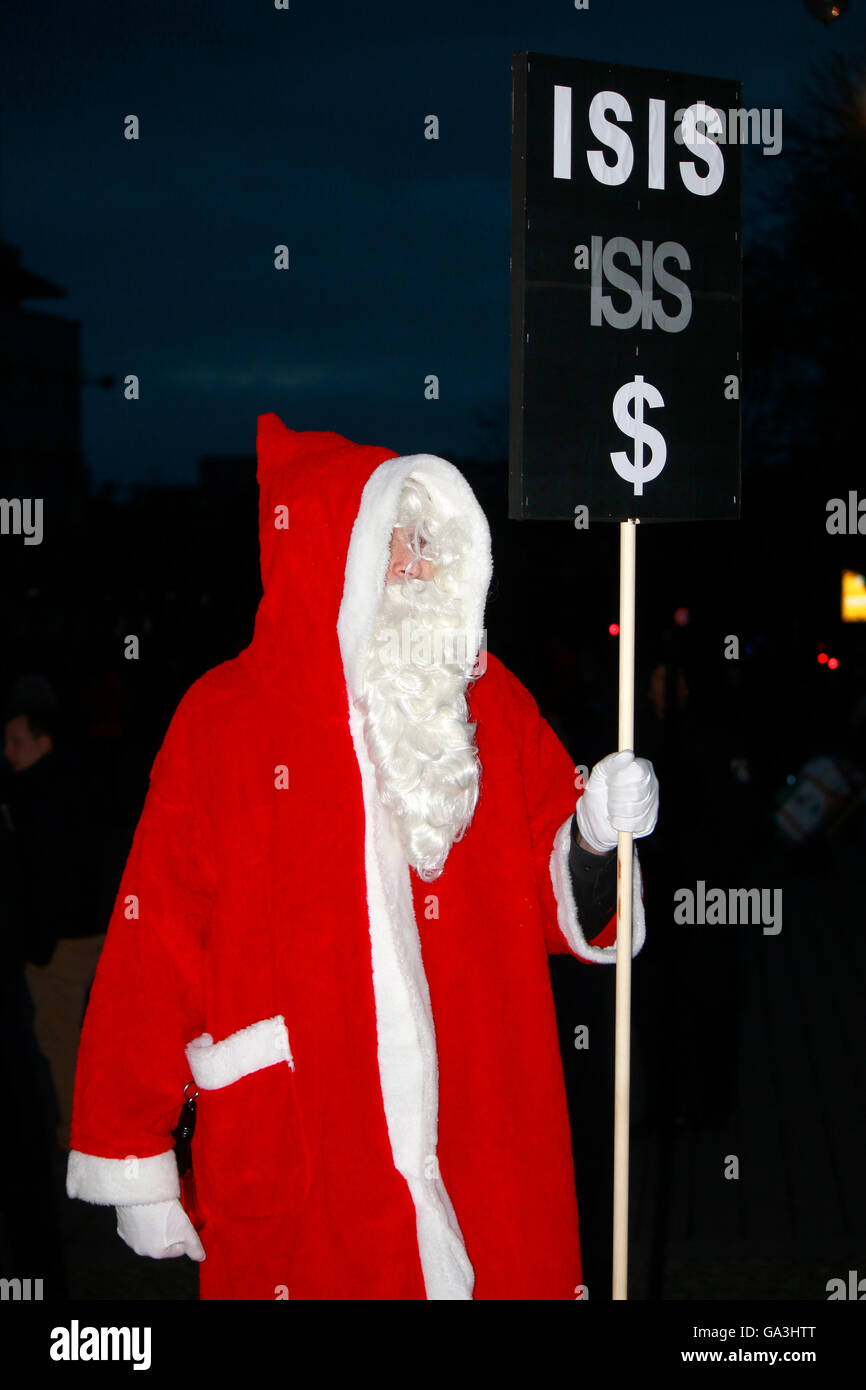 Weihnachtsmann mit "ISIS" - Plakat, das suggeriert, dass die USA hinter der islamistischen Terrorbewegung steht - auf einer Dem Foto Stock