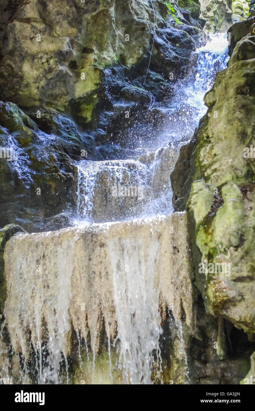 La cascata nel parco Buttes-Chaumont' di Parigi - Francia close up Foto Stock