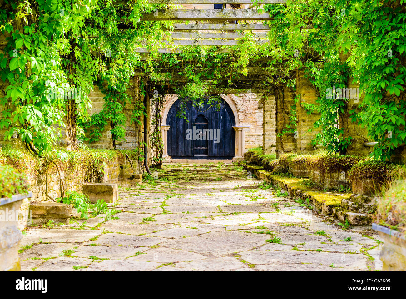 Molto vecchio portale in legno o gate in un vecchio edificio e ricoperta di un passaggio pedonale che conduce fino a. Foto Stock