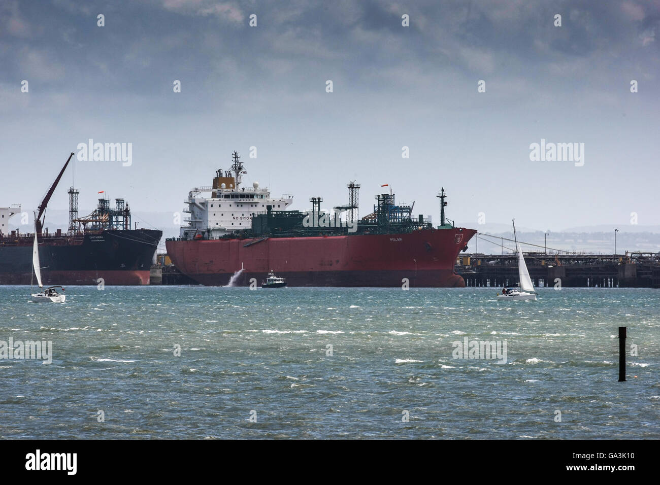 Le petroliere a Southampton acqua a Fawley e Hamble Foto Stock