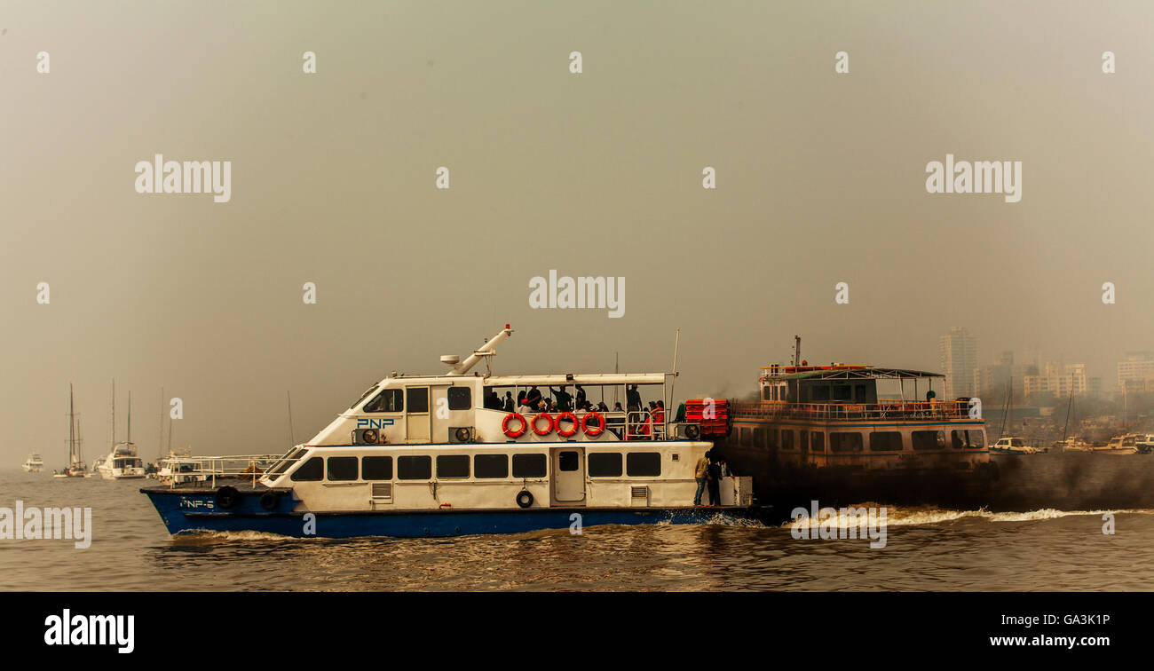 Inquinamento da motore in barca a vela attraverso il mare da Mumbai India Foto Stock