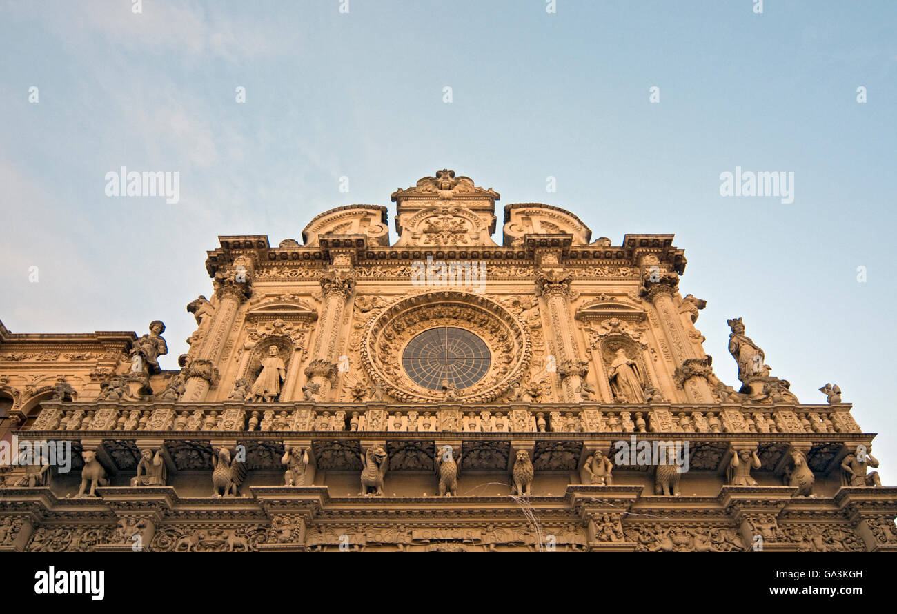 Riccamente decorata facciata con rosone o finestra di Catherine del Barocco Basilica di Santa Croce, la chiesa di Santa Croce Foto Stock