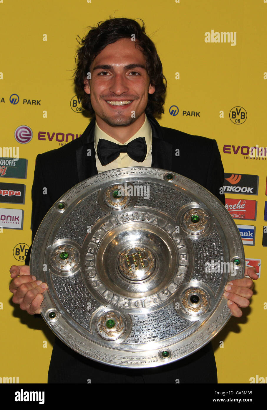 Mats Hummels con il tedesco campione del trofeo, Borussia Dortmund football club, campione celebrazione in Dortmund U edificio Foto Stock