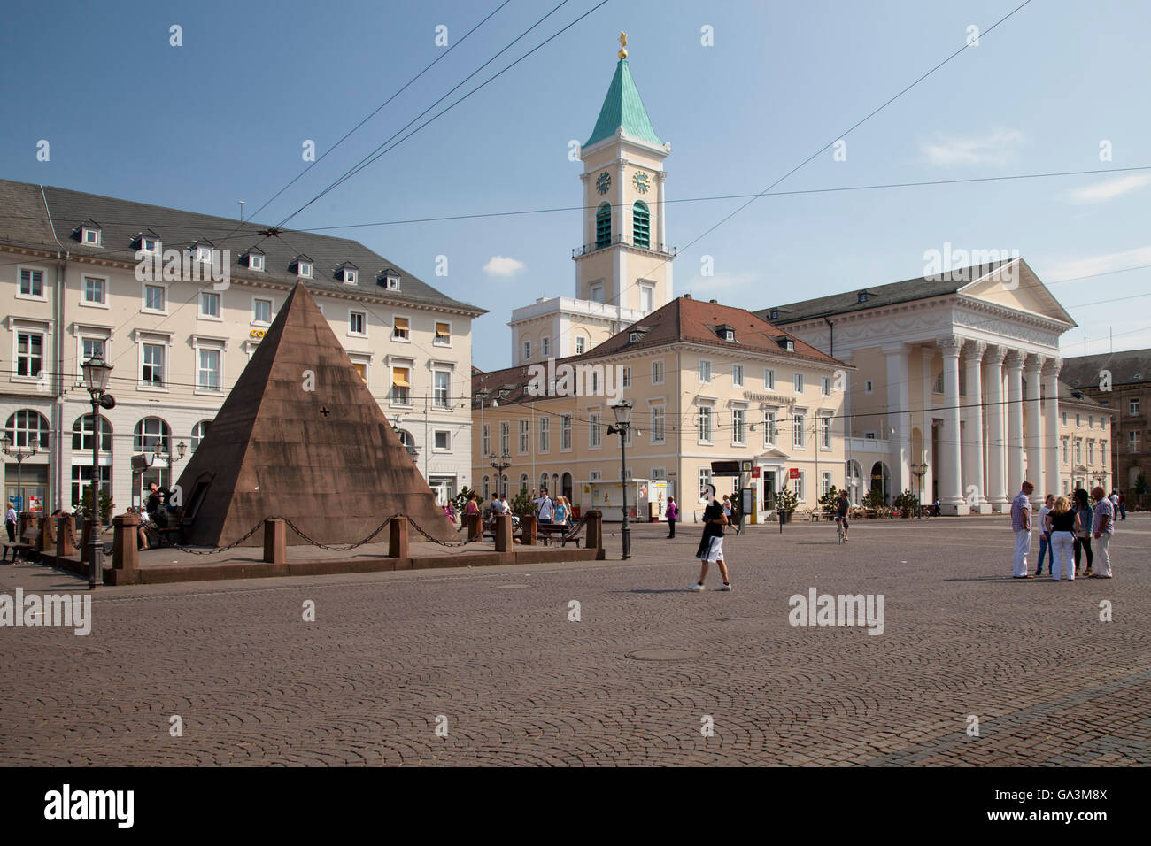 Marketplace con piramide e Chiesa protestante, Karlsruhe, Baden-Wuerttemberg Foto Stock