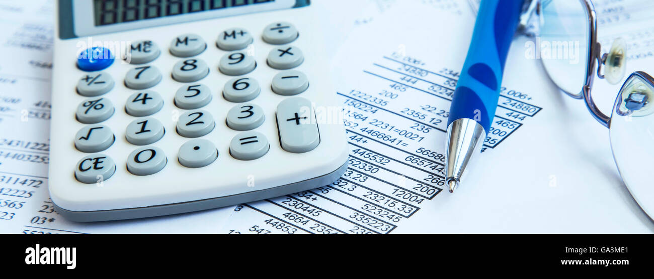 Contabilità finanziaria con documenti fiscali, penna e calcolatrice Foto Stock