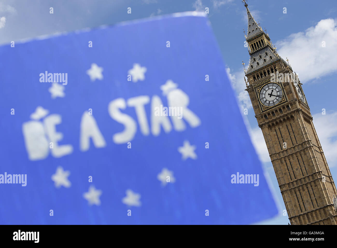 Un segno di fronte al Big Ben, come rimanere sostenitori dimostrare in piazza del Parlamento, Londra, per mostrare il loro sostegno per l'Unione europea sulla scia di Brexit. Foto Stock