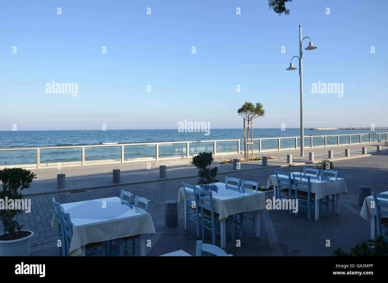 Vuoto, ristorante, tabelle, spiaggia, mare blu, sedia, nessun cliente, aprire Foto Stock