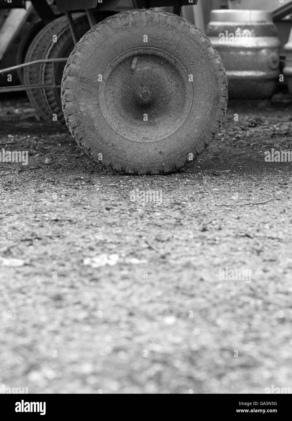 Vecchio e sporco ruota pneumatica di piccole carrello in cortile Foto Stock