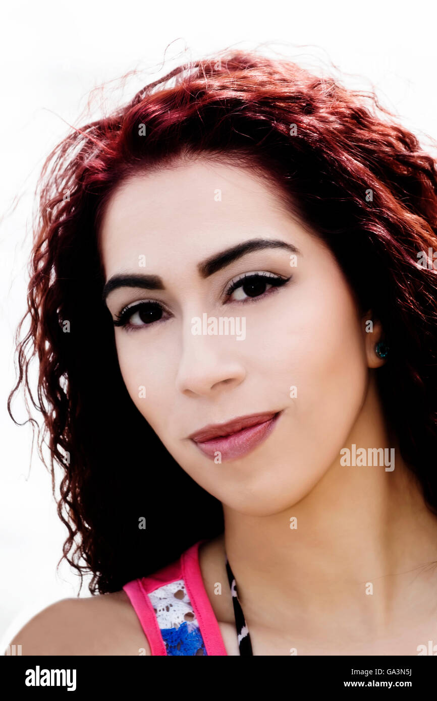 Donna ispanica all'esterno ritratto attraente sorriso sottile Foto Stock