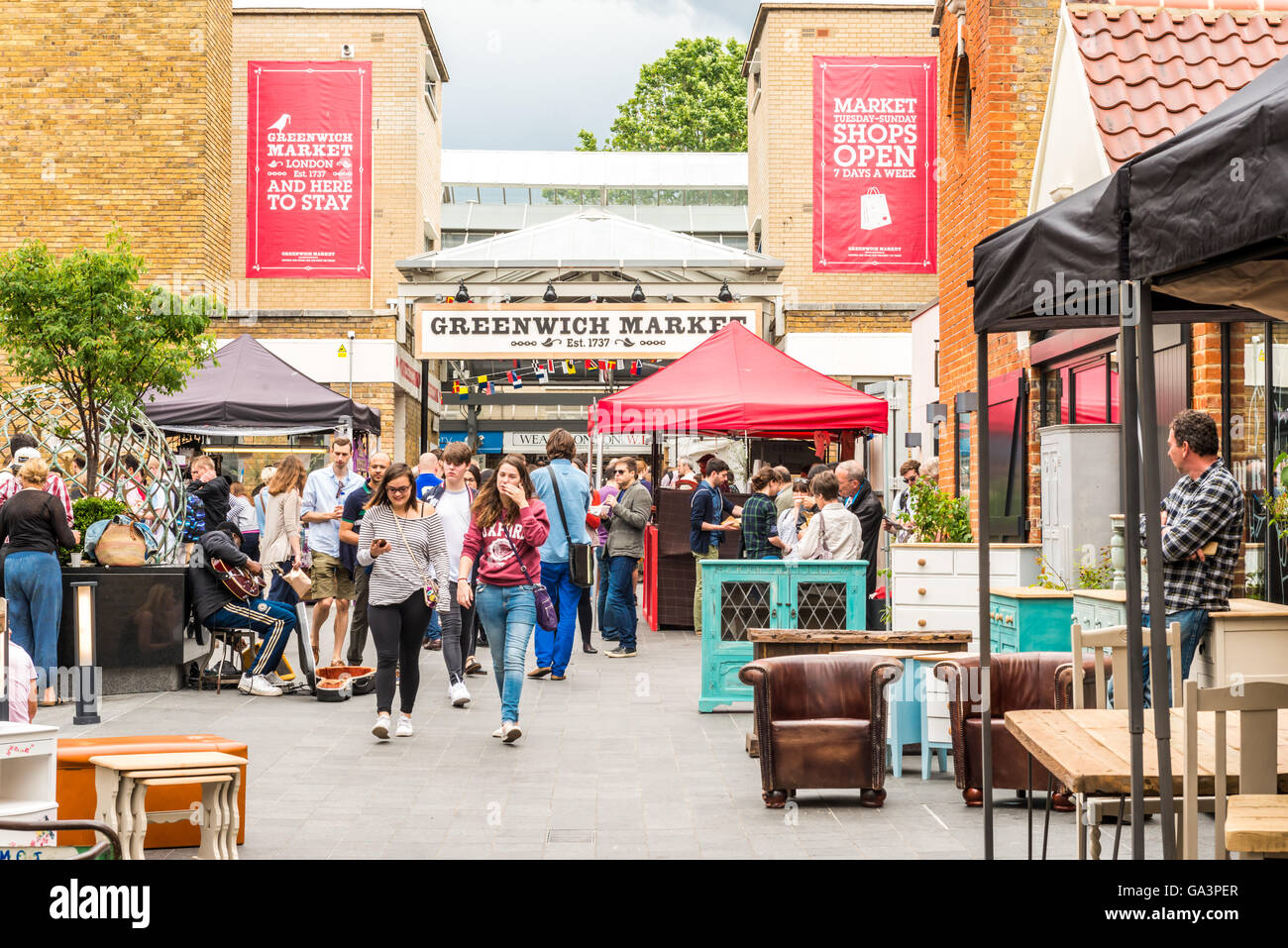 London, Regno Unito - 25 Giugno 2016: mercato di Greenwich. Ingresso sign, arte da commercianti e gente che cammina Foto Stock