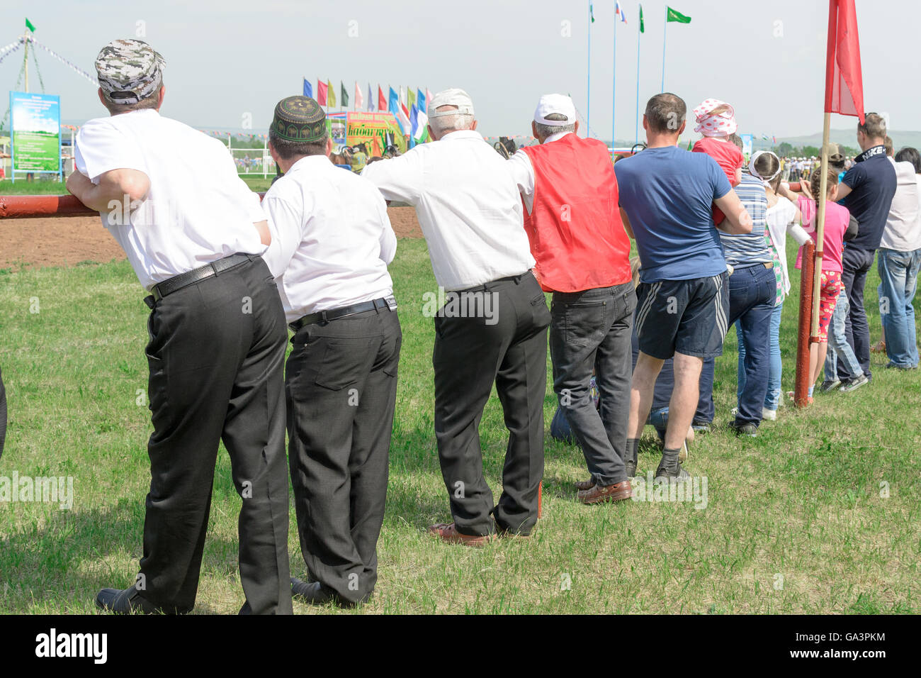 La gente a guardare un evento sportivo corse di cavalli come spettatori Foto Stock