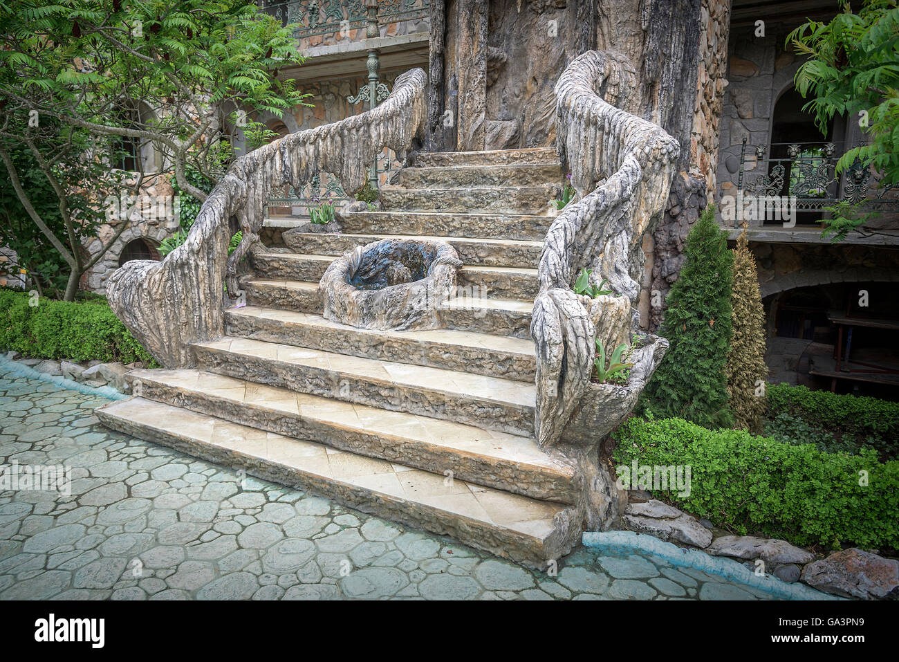Antica scalinata gotica in marmo e pietra costruito aiuole di fiori. Foto Stock