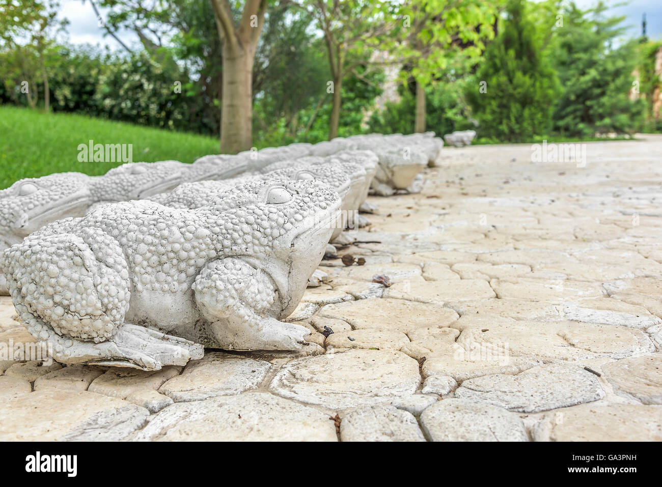 Statue di pietra le rane nel parco. Foto Stock