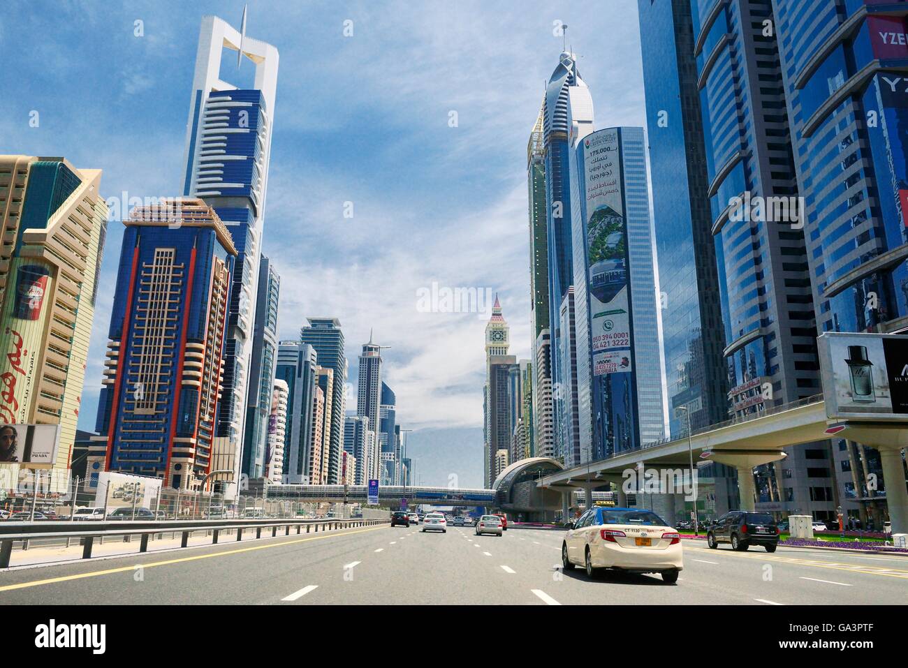 Sheikh Zayed Road nella città di Dubai. da sinistra chelsea tower, al yaquob torre e torre di rose. Anche il centro finanziario della stazione della metropolitana Foto Stock