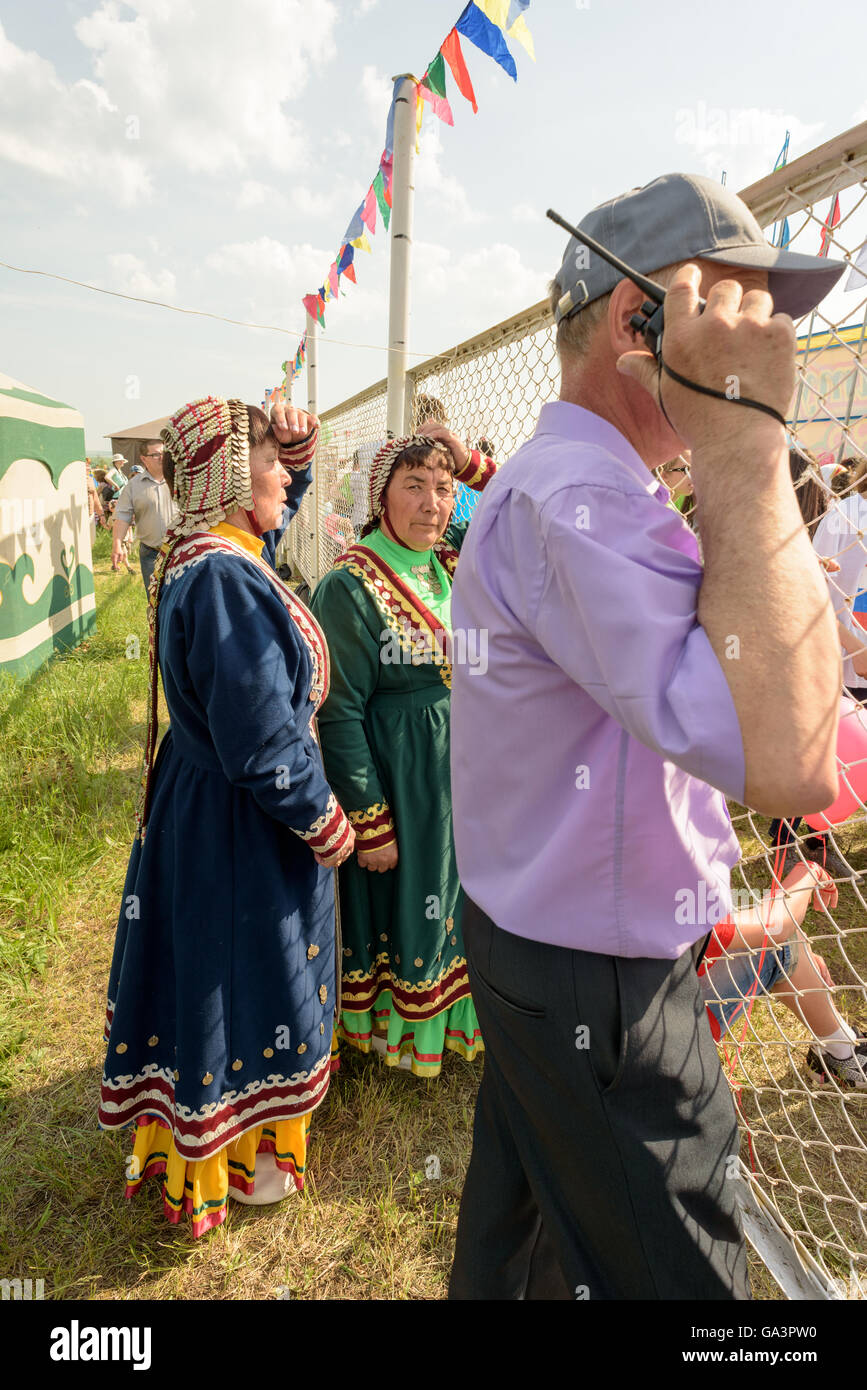 Il vecchio donna indossando il tradizionale abito russo Foto Stock