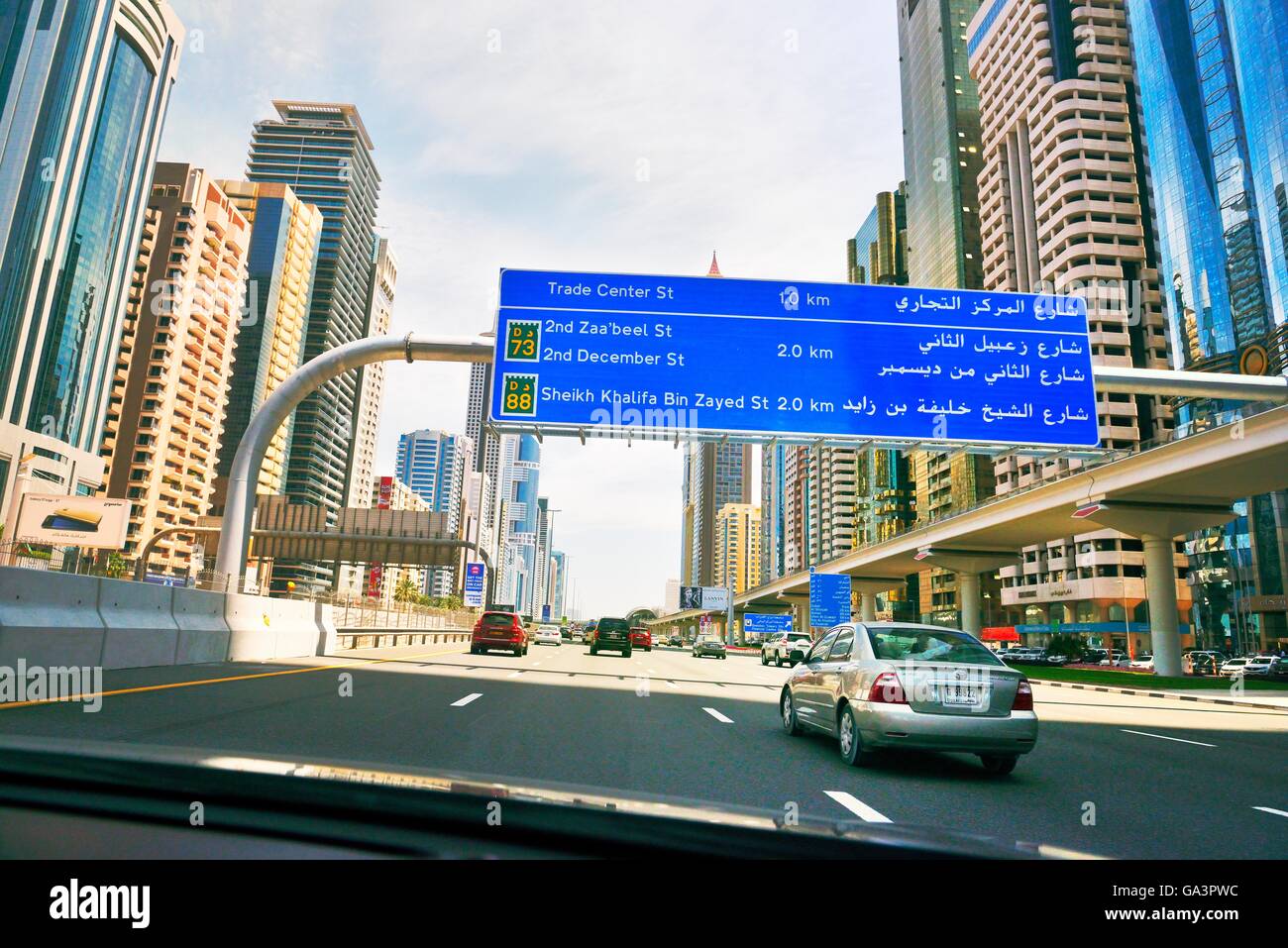 Città di Dubai. cartelli stradali la guida lungo il centro città Sheikh Zayed road. al yaquob torre in distanza. emirati arabi uniti Foto Stock