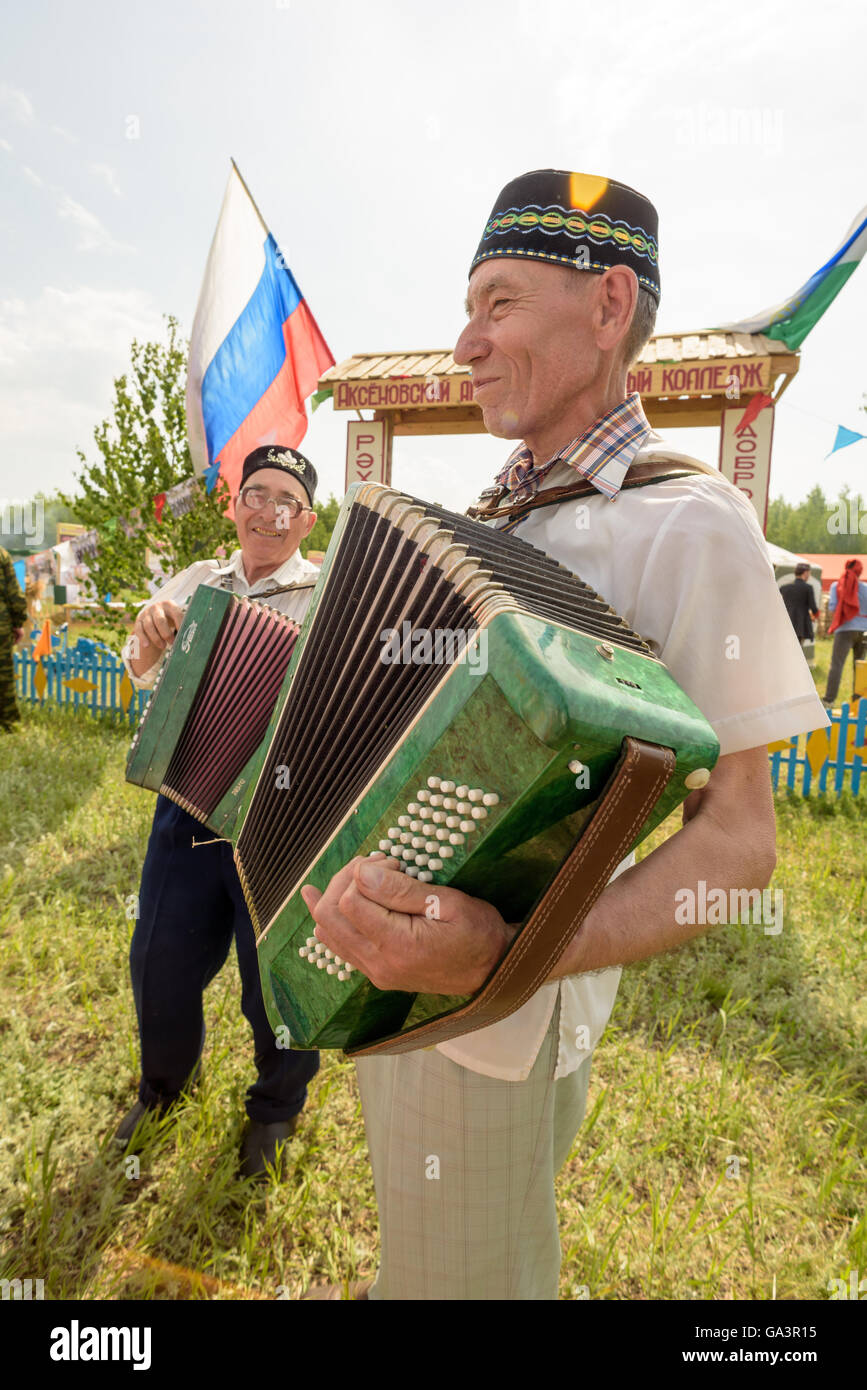 Fisarmonica russa Player riproduzione di musica al di fuori Foto Stock