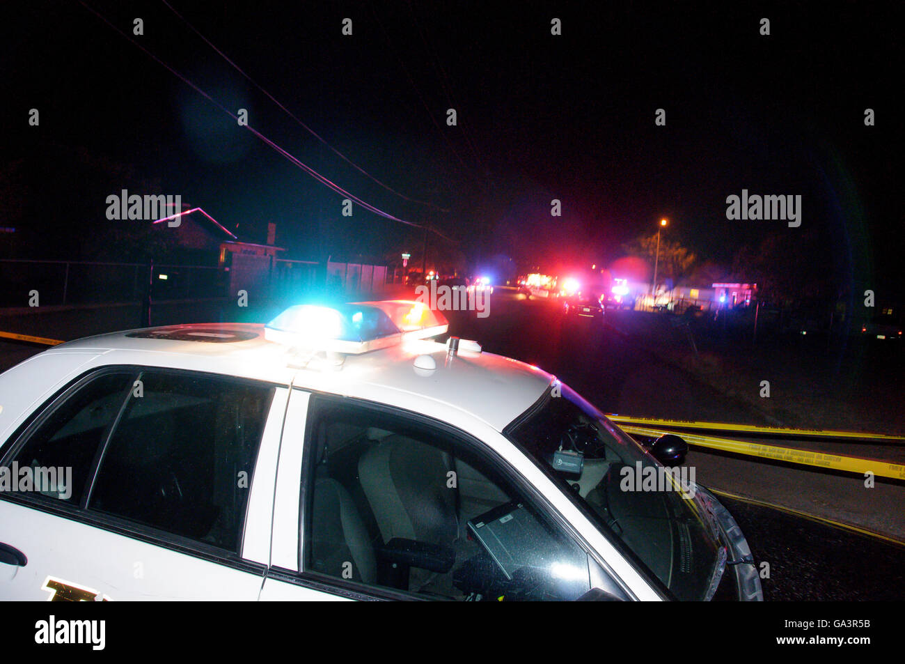 La Polizia risponde ad una uccisione di un 30-anno-vecchio uomo a una festa dove i narcotici sono stati utilizzati nel centro cittadino di Tucson, Arizona, Stati Uniti. Foto Stock