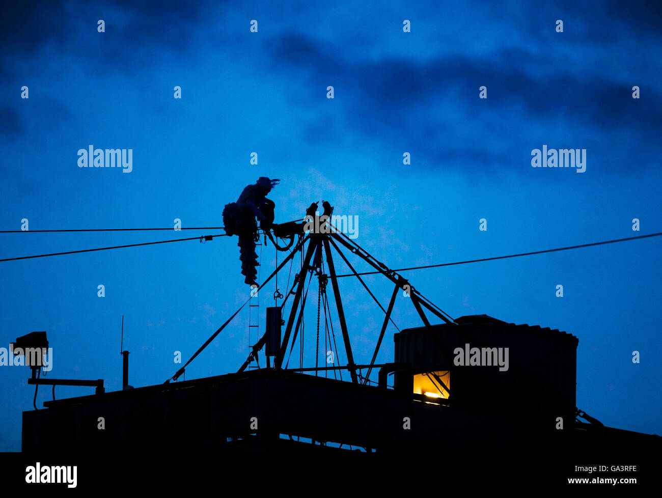 Gli artisti interpreti o esecutori vestiti come angeli prendono parte alla Place des Anges spettacolo di Hull, in parte del Regno Unito Città della Cultura 2017 e il Festival dello Yorkshire. Foto Stock