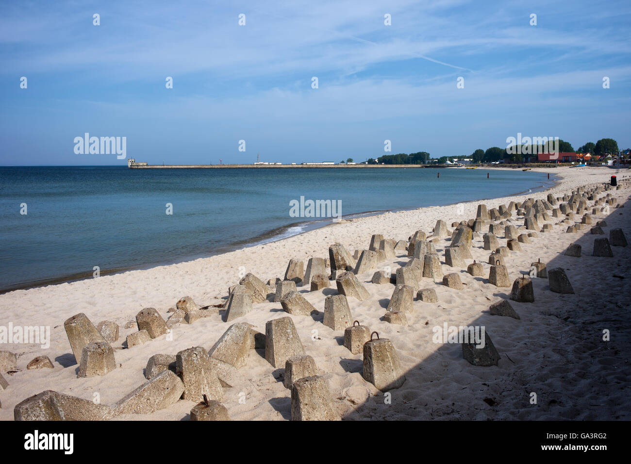 Polonia, Pomerania, Hel, località di villeggiatura al mare Baltico, spiaggia rafforzati con calcestruzzo blocchi frangiflutti Foto Stock