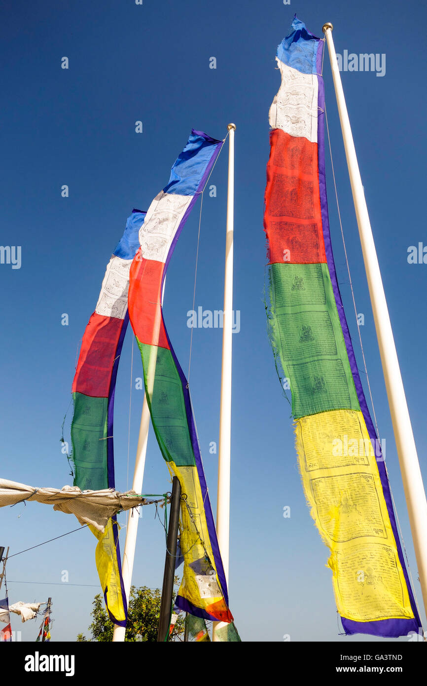 Tibetano colorati bandiere di preghiera presso il buddista Illuminismo Stupa, tempio di Benalmádena. Costa del Sol, Spagna. Foto Stock