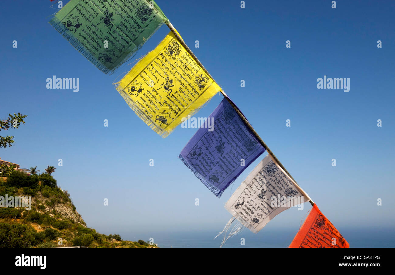 Tibetano colorati bandiere di preghiera presso il buddista Illuminismo Stupa, tempio di Benalmádena. Costa del Sol, Spagna. Foto Stock