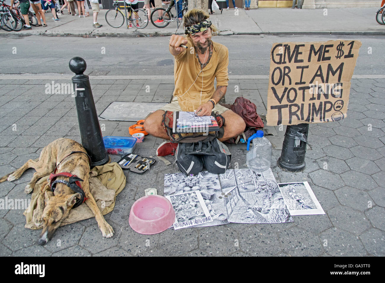 Un artista di strada con un segno minaccioso che ti voto per Trump a meno che tu non dargli denaro. Union Square Park di New York City. Foto Stock