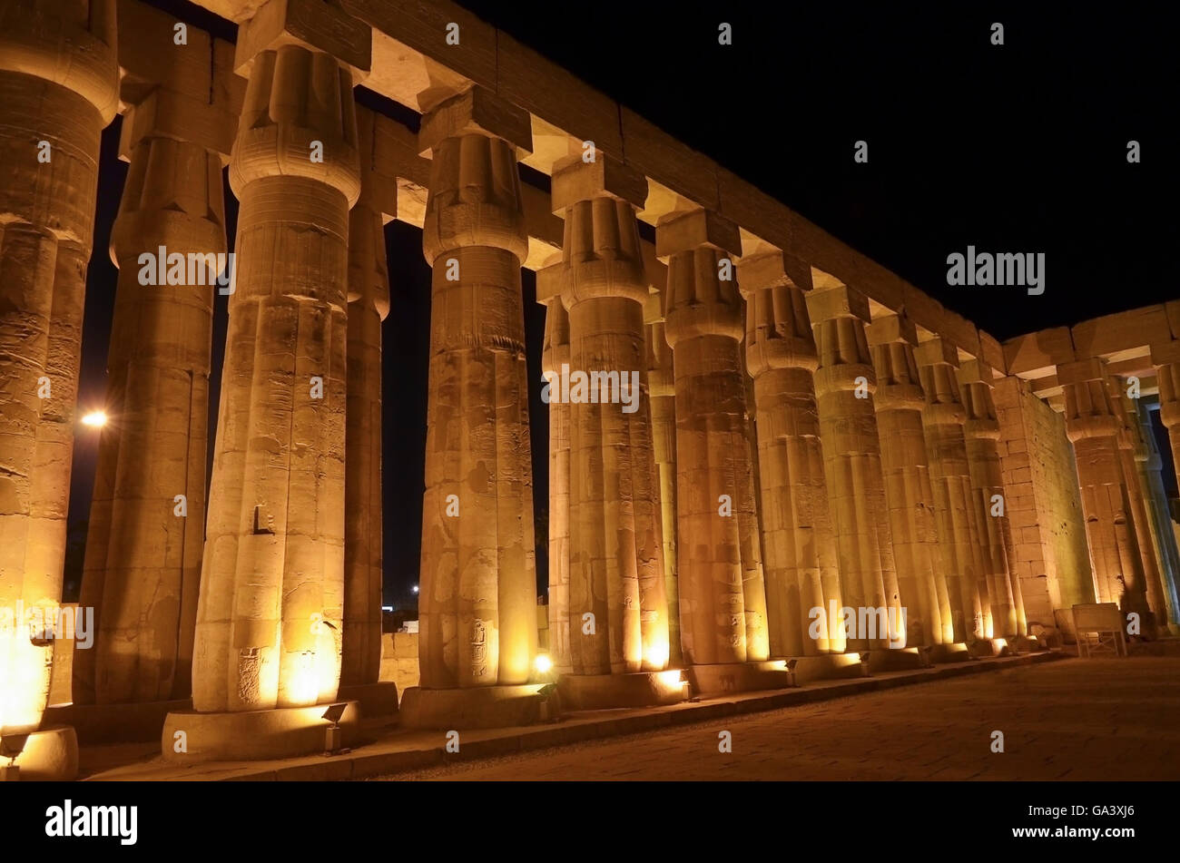 Tempio di Luxor Colonnato di notte Foto Stock