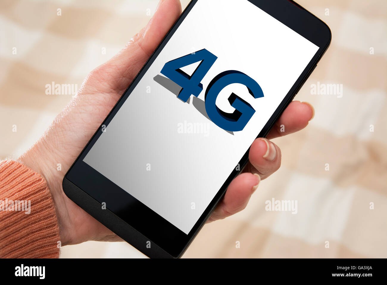4G, donna mostra schermo mobile con 4G la connessione Foto Stock