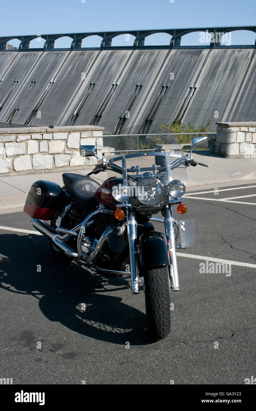 Un motociclo è parcheggiato di fronte alla Grand Coulee Dam in Grand Coulee, nello Stato di Washington, USA. Foto Stock