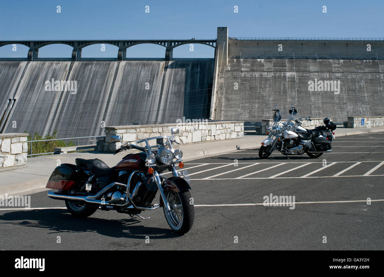 Numerosi motocicli è parcheggiato di fronte alla Grand Coulee Dam in Grand Coulee, nello Stato di Washington, USA. Foto Stock