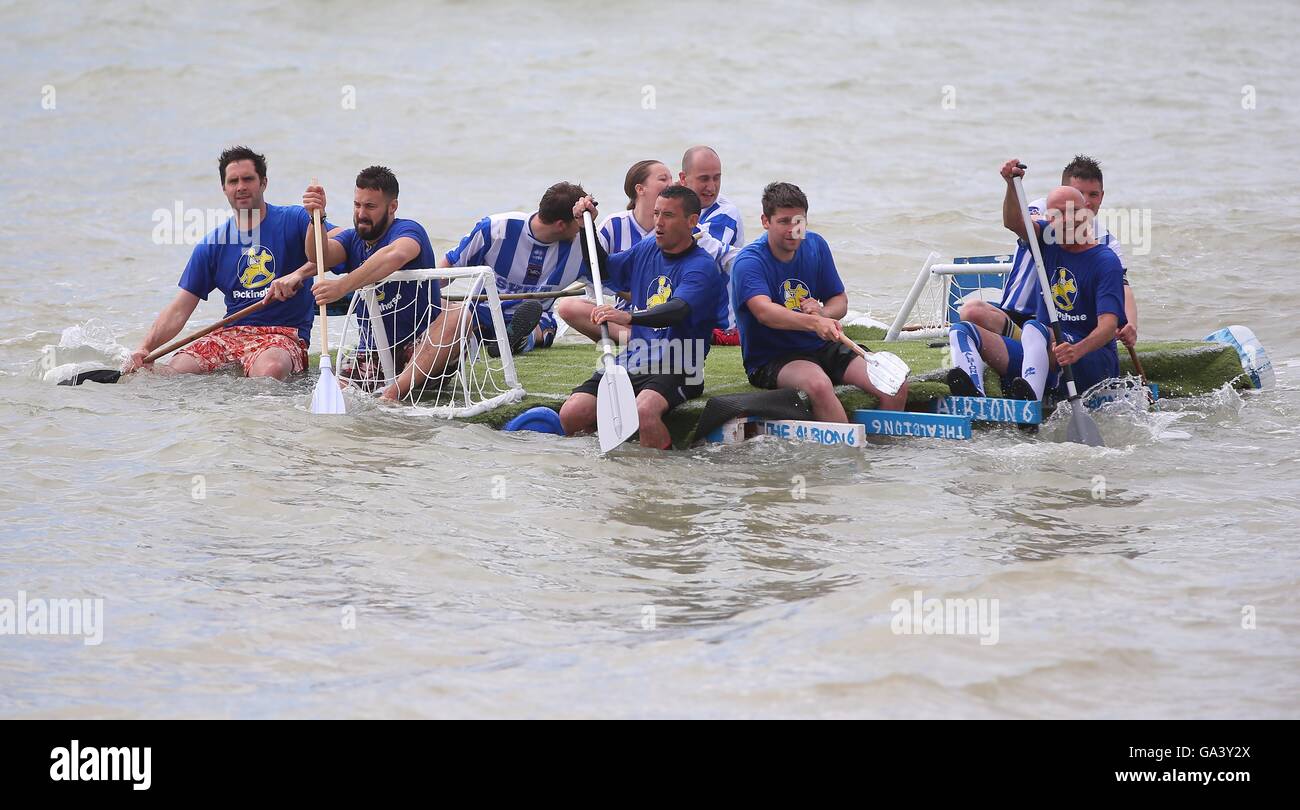 " Paddle qualcosa di insolito' gara durante la racchetta intorno al molo di Brighton Festival. Foto Stock