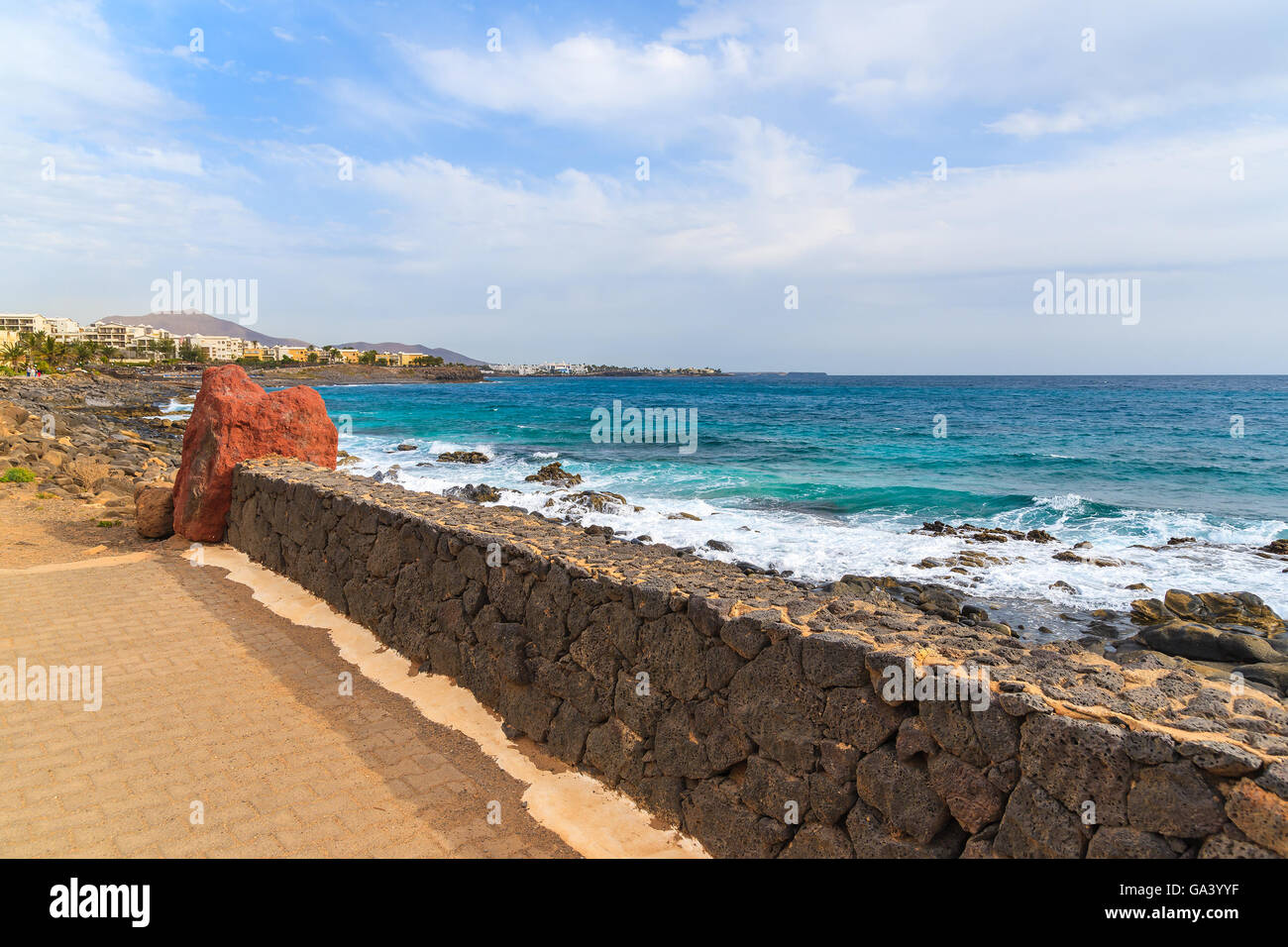 Passeggiata costiera lungo l'oceano in Playa Blanca, Lanzarote, Isole Canarie, Spagna Foto Stock